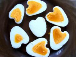 Яйцо в форме сердца /украшение блюд/