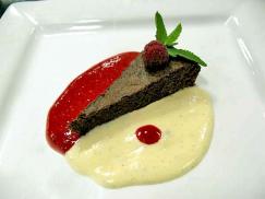 Миндально-шоколадный десертный пирог с красным и белым соусом