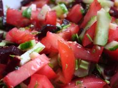 Салат из свежих овощей со свеклой и специями